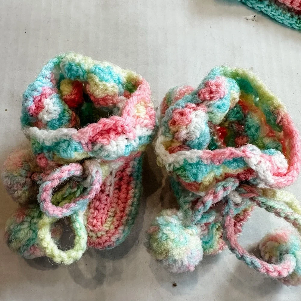 Vintage Crochet Rainbow‎ Bonnet & Booties 6-12 Mos - Picture 7 of 10